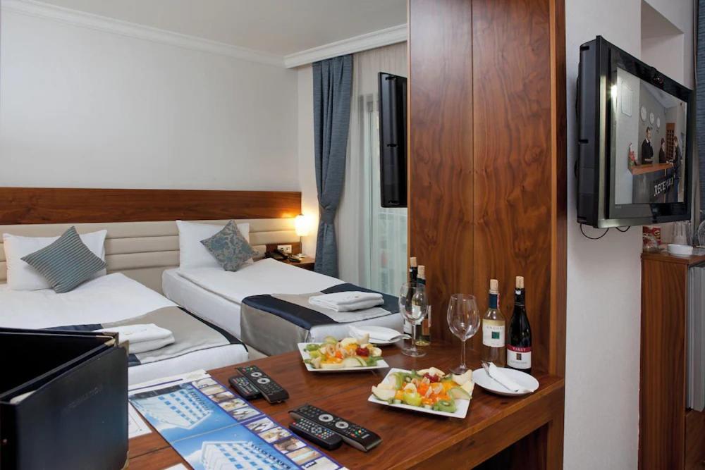 Demir Otel Bornova Buitenkant foto